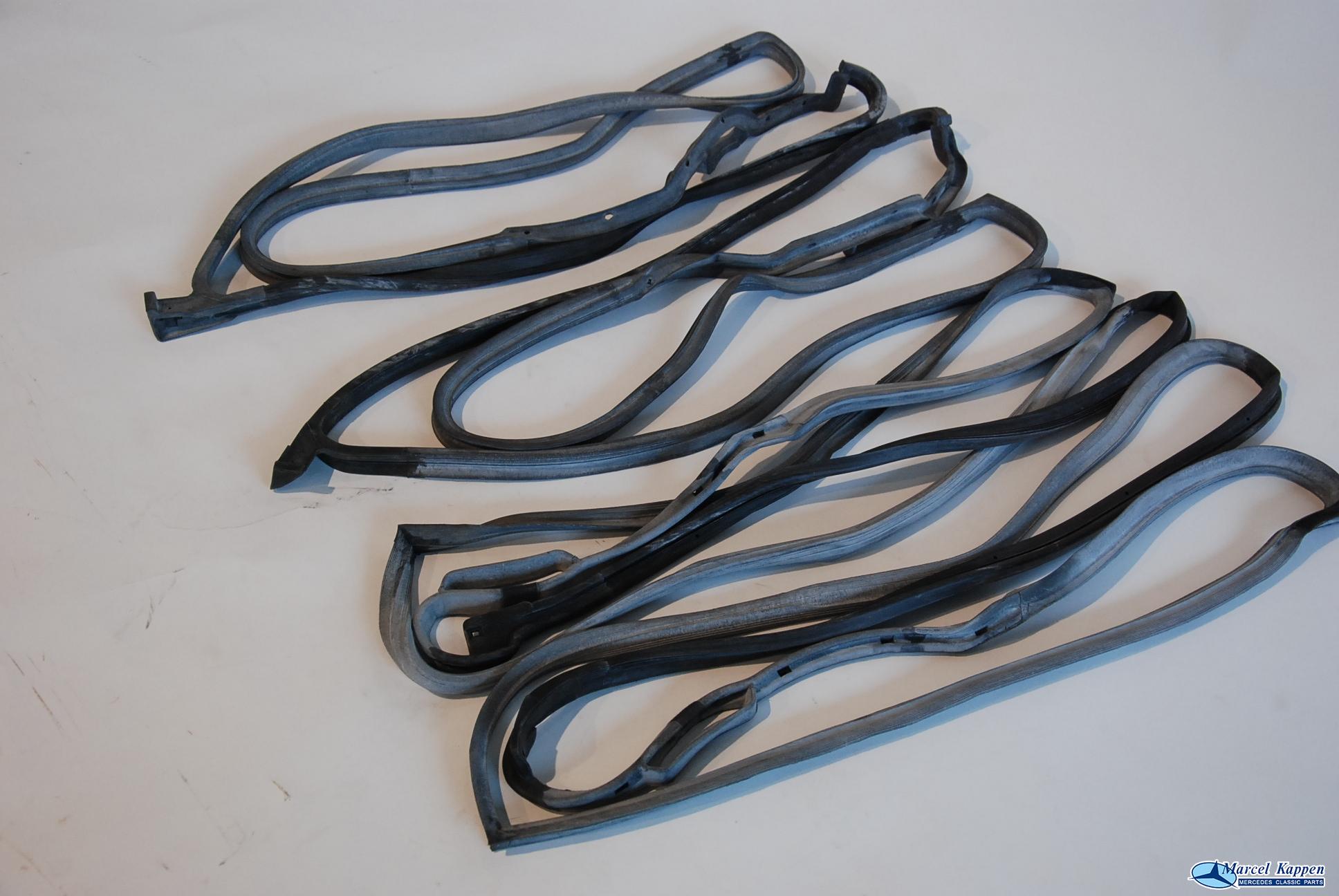 Deurrubberset W123 Sedan vroeg v.nr. 1237200178 1237200278 1237300178 1237300278